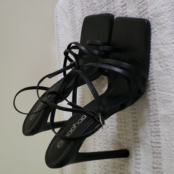 Boohoo black strappy stiletto heels, toe loop, sexy heels, date night. - Picture 3 of 8